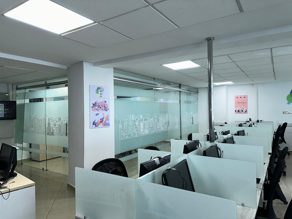 Zona de mamparas de cristal y salas de reunión